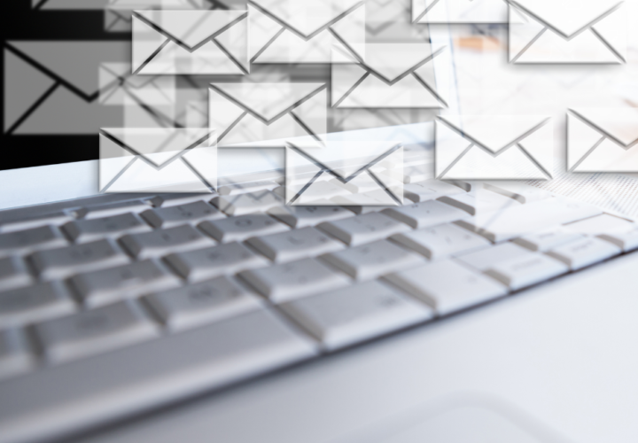 Imagem de um comptador com várias mini imagens de e-mail